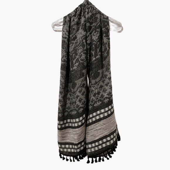 Express | Blanket Scarf - Picture 3 of 8